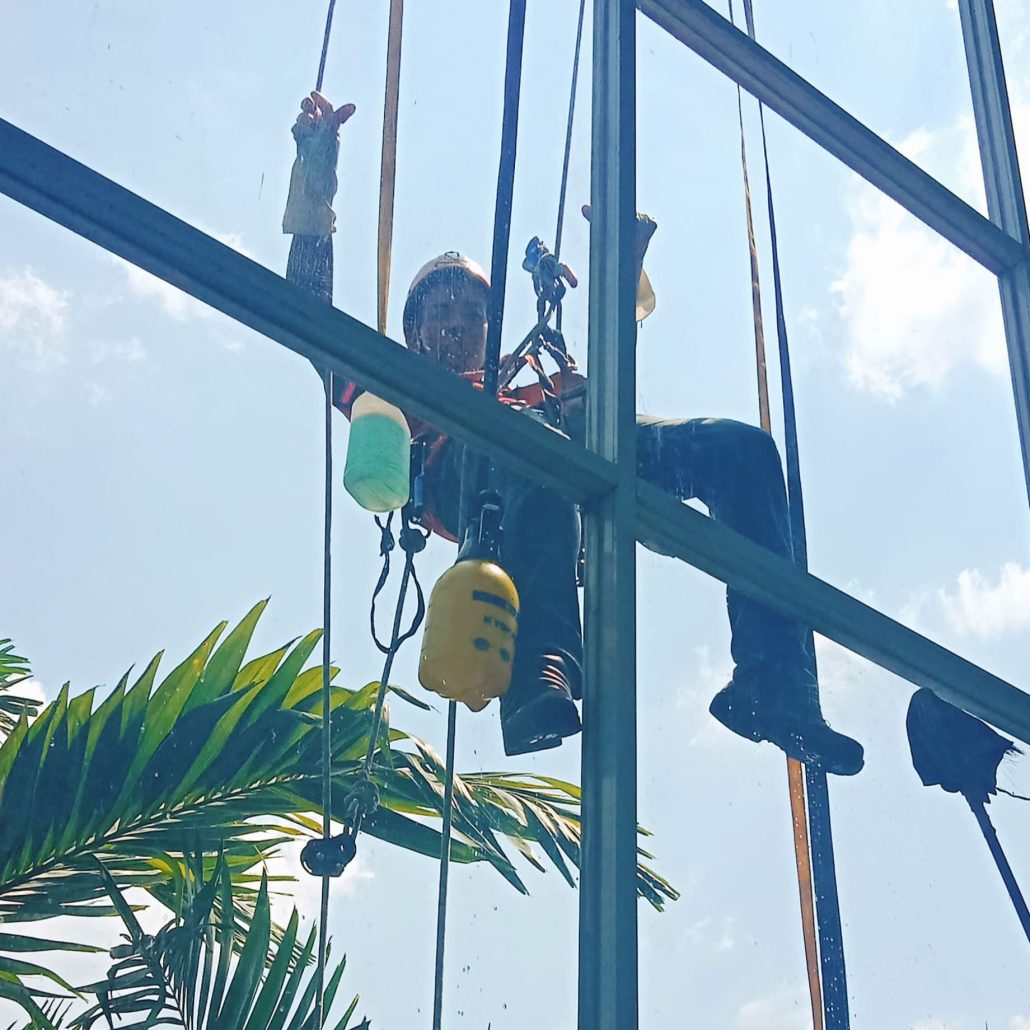 Allbersih menyediakan jasa bersih kaca gedung Depok dengan pelayanan berkualitas, tenaga ahli, dan harga ramah di kantong. Hubungi sekarang untuk penawaran spesial!