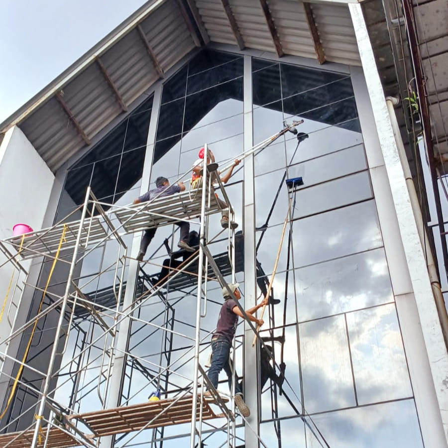 Allbersih menyediakan jasa bersih kaca gedung Depok dengan pelayanan berkualitas, tenaga ahli, dan harga ramah di kantong. Hubungi sekarang untuk penawaran spesial!