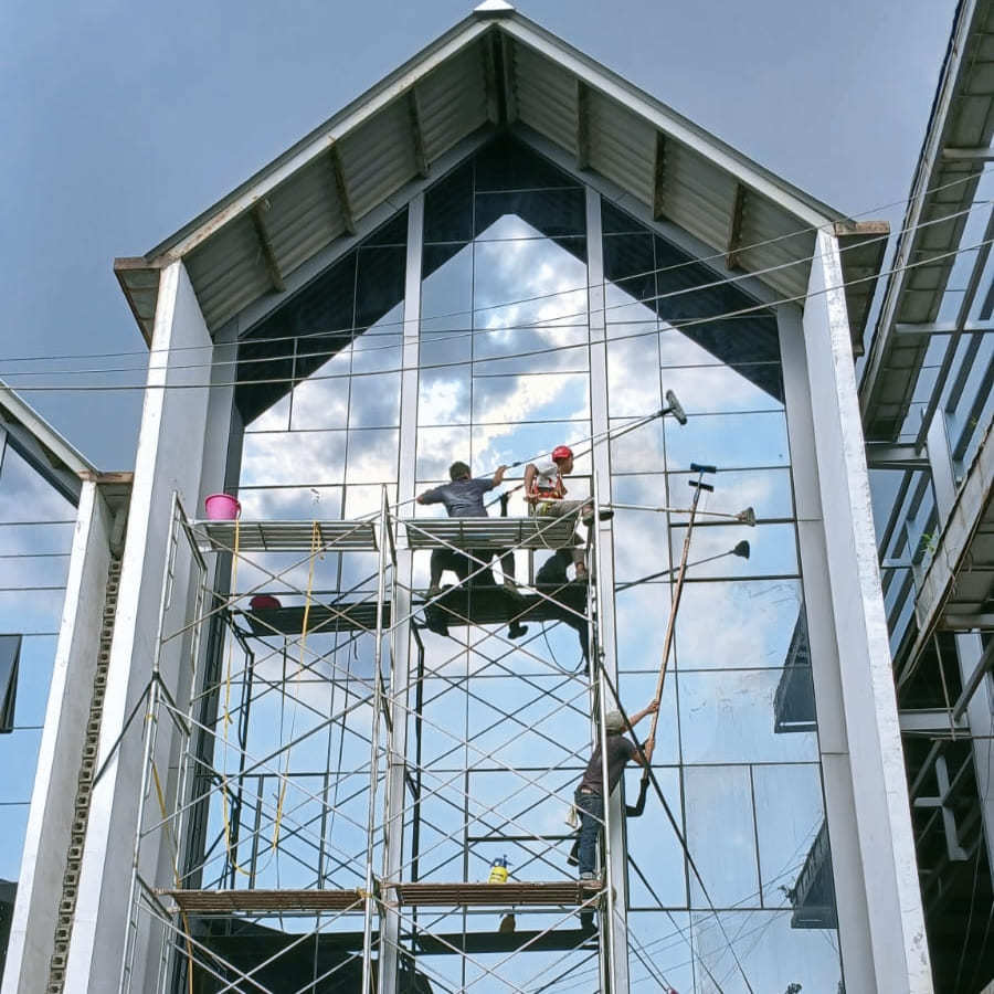 Allbersih menyediakan jasa bersih kaca gedung Depok dengan pelayanan berkualitas, tenaga ahli, dan harga ramah di kantong. Hubungi sekarang untuk penawaran spesial!