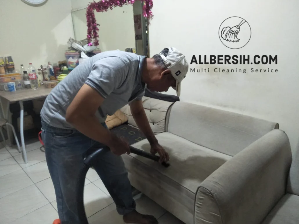 Kelebihan Jasa Cuci Sofa BintaroHasil Bersih Maksimal: Menghilangkan noda, debu, dan bau tidak sedap secara menyeluruh.Bahan Aman: Menggunakan pembersih ramah lingkungan yang tidak merusak bahan sofa.Tenaga Profesional: Dikerjakan oleh tim ahli dengan pengalaman bertahun-tahun di bidang pembersihan sofa.Teknologi Modern: Proses pembersihan dilakukan dengan peralatan canggih untuk hasil terbaik.Pelayanan Cepat: Pengerjaan dilakukan dengan efisien tanpa mengurangi kualitas.Jangkauan Luas: Melayani seluruh wilayah Bintaro dan sekitarnya.Harga Terjangkau: Layanan premium dengan biaya yang sesuai anggaran Anda.Kenyamanan Terjamin: Sofa Anda kembali segar, nyaman, dan higienis untuk digunakan.Kami berkomitmen memberikan pelayanan terbaik untuk menjaga kebersihan dan kenyamanan furnitur Anda.