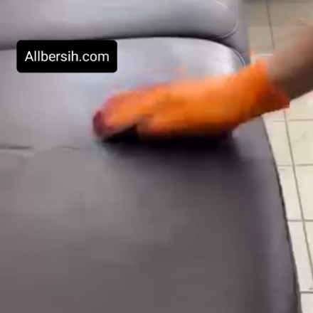 Allbersih menghadirkan layanan cuci sofa kulit Bandung untuk memastikan sofa kulit di rumah, kost, atau apartemen tetap bersih, rapi, dan nyaman digunakan. Tenaga profesional menggunakan metode khusus dan produk pembersih yang aman untuk kulit, sehingga noda, debu, dan minyak hilang tanpa merusak permukaan sofa. Dengan layanan cuci sofa kulit Bandung, sofa tetap tampak baru dan tahan lama.