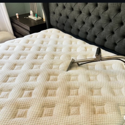 Allbersih menyediakan layanan cuci kasur Bandung Selatan dengan sistem kerja yang rapi dan terarah. Pembersihan dilakukan langsung di lokasi tanpa perlu memindahkan kasur. Proses ini membantu mengurangi debu, kotoran, dan bau yang menempel sehingga kasur kembali nyaman digunakan untuk aktivitas sehari-hari.