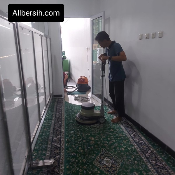 Jasa cuci karpet Karawaci dari Allbersih dibuat untuk Anda yang ingin karpet kembali bersih tanpa ribet. Karpet rumah, karpet kantor, maupun karpet masjid sering terlihat baik-baik saja dari atas, padahal di dalam seratnya biasanya tersimpan debu halus, pasir kecil, sisa makanan, sampai bau apek. Kalau dibiarkan, karpet bisa cepat kusam dan ruangan jadi terasa kurang nyaman.