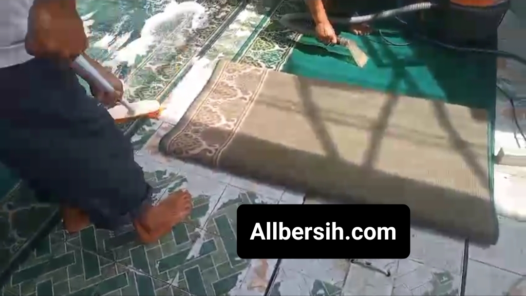 Allbersih menyediakan jasa cuci karpet Pinang Tangerang untuk kebutuhan rumah, apartemen, kantor, ruko, tempat usaha, hingga masjid. Karpet yang terlihat bersih di permukaan sering kali tetap menyimpan debu halus, pasir kecil, sisa makanan, hingga bau lembap yang membuat ruangan terasa kurang nyaman. Karena itu, jasa cuci karpet Pinang Tangerang sebaiknya dikerjakan oleh tim profesional agar hasilnya benar-benar bersih dan aman digunakan.